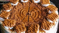 Jalan-jalan ke Bogor, kamu bisa ngopi enak di Dailydose Coffee and Eatery. Sebagai teman bersantap, jangan lupa cicipi Biscoff Cheesecake yang super menggoda ini. Foto: dailydose_id