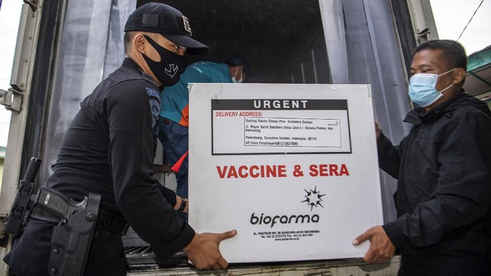 30.000 DOSIS VAKSIN SINOVAC TIBA DI PALEMBANG Anggota Brimob berjaga didalan gudang penyimpanan vaksin (cold room) vaksin COVID-19 Sinovac milik Dinas Kesehatan Provinsi Sumatera Selatan di Palembang, Senin (4/1/2020). Sebanyak 30.000 dosis vaksin COVID-19 Sinovac tiba di Palembang yang selanjutnya akan didistribusikan ke Kab/Kota. ANTARA FOTO/Nova Wahyudi/hp.