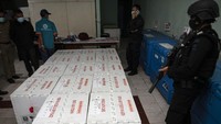Pendistribusian vaksin mendapat pengawalan dari Brimob. Antara Foto/Nova Wahyudi.