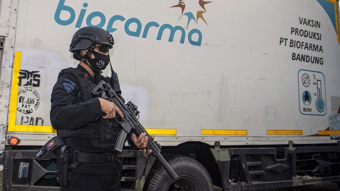 30.000 DOSIS VAKSIN SINOVAC TIBA DI PALEMBANG Anggota Brimob berjaga didalan gudang penyimpanan vaksin (cold room) vaksin COVID-19 Sinovac milik Dinas Kesehatan Provinsi Sumatera Selatan di Palembang, Senin (4/1/2020). Sebanyak 30.000 dosis vaksin COVID-19 Sinovac tiba di Palembang yang selanjutnya akan didistribusikan ke Kab/Kota. ANTARA FOTO/Nova Wahyudi/hp.