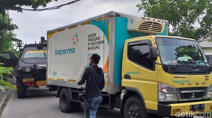Vaksin COVID-19 produksi Sinovac tiba di Kantor Dinkes Jatim. Adapun jumlah vaksin COVID-19 yang dikirim dari PT Bio Farma Jawa Barat, yakni 77.760 dosis.