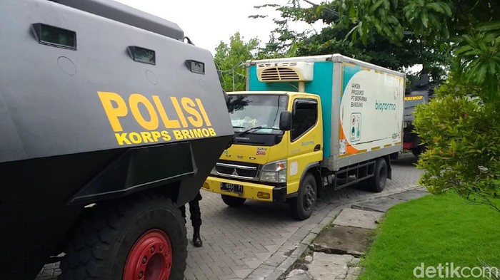 77.760 Vaksin Sinovac Tiba di Jatim Vaksin COVID-19 produksi Sinovac tiba di Kantor Dinkes Jatim. Adapun jumlah vaksin COVID-19 yang dikirim dari PT Bio Farma Jawa Barat, yakni 77.760 dosis.