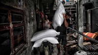 Menurut keterangan perajin tempe, pada hari Senin (4/1) mereka kembali produksi olahan tempe setelah sempat mogok beberapa hari karena kenaikan harga kacang kedelai. 