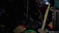 Kenaikan harga tersebut telah dirasakan para perajin tempe sejak satu bulan terakhir. 