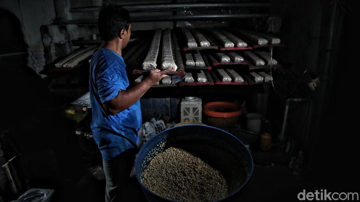 Harga kacang kedelai mengalami kenaikan dari Rp 6.500 menjadi Rp 9.500 per kilogram. Kenaikan dirasakan para perajin tempe sejak satu bulan terakhir.