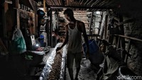Sebagaimana diketahui, lonjakan harga tahu dan tempe terjadi saat ini karena mahalnya impor kedelai dari Amerika Serikat. Penyebabnya, diborong oleh China.