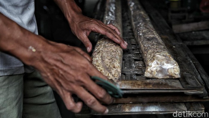 Harga kacang kedelai mengalami kenaikan dari Rp 6.500 menjadi Rp 9.500 per kilogram. Kenaikan dirasakan para perajin tempe sejak satu bulan terakhir.