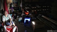 Para perajin tempe di kawasan Sunter ini kebanyakan adalah warga pendatang dari Pekalongan, dan mereka tinggal di satu tempat dengan bekerja dalam satu tim. Para perajin tempe ini berharap kepada pemerintah untuk memberikan solusi agar harga bahan baku kacang kedelai ini menjadi stabil kembali walaupun termasuk bahan makanan impor.