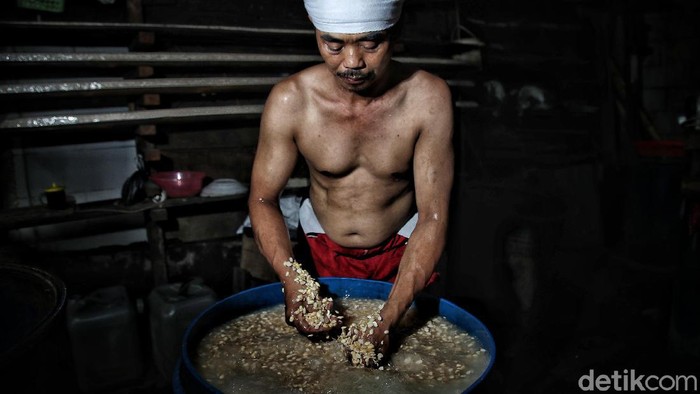 Harga kacang kedelai mengalami kenaikan dari Rp 6.500 menjadi Rp 9.500 per kilogram. Kenaikan dirasakan para perajin tempe sejak satu bulan terakhir.