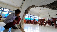 Kondisi sekolah pun tampak rusak di beberapa bagian.  