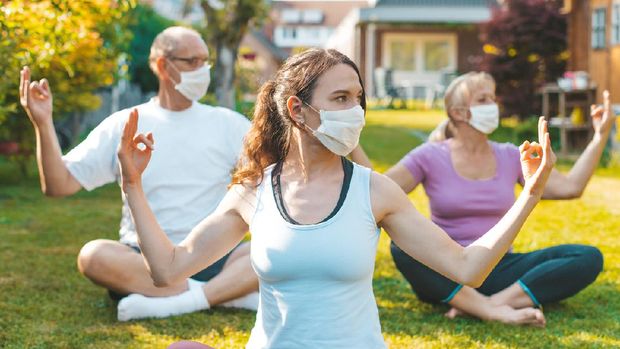 aktivitas olahraga saat pandemi Concept of life during or after quarantine, coronavirus protection measures