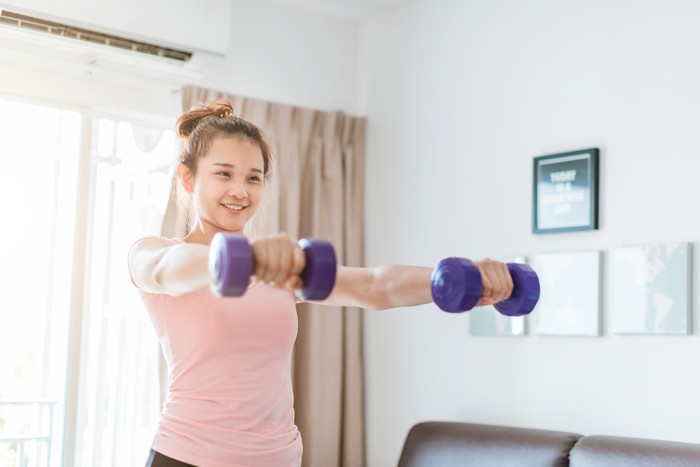 Cara membesarkan payudara dengan gerakan sederhana. Foto: istock Cara membesarkan payudara dengan gerakan sederhana. Foto: istock