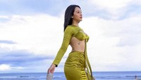 Selain bersepeda, Anya Geraldine juga menghabiskan waktunya di tepi pantai di Bali. Foto: Instagram/@anyageraldine
