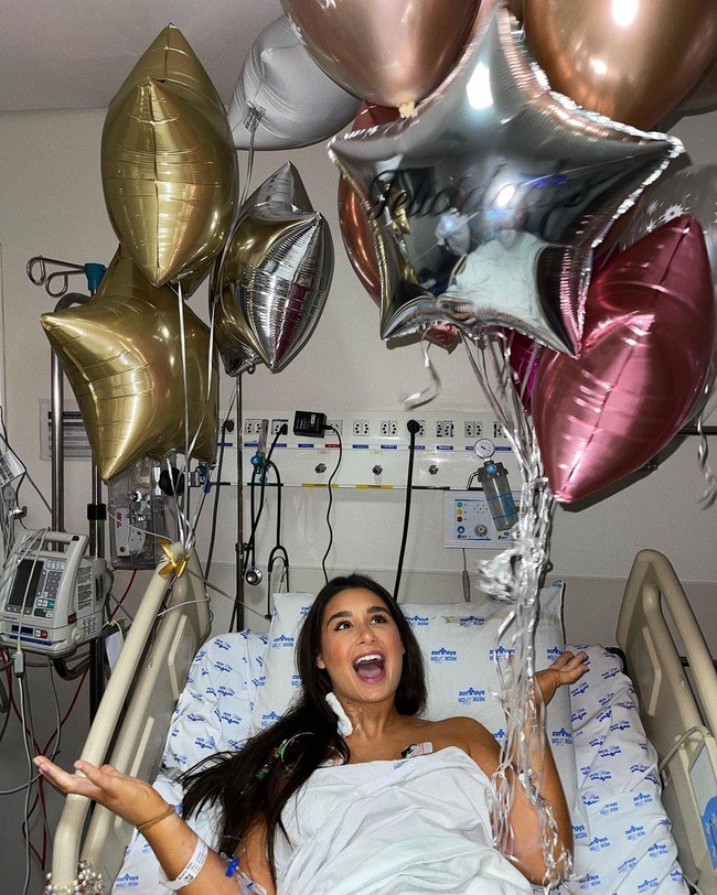 Bukan tahun yang mudah, tidak ada akhir yang bahagia seperti yang kami harapkan, tapi semua baik-baik saja, rencana tuhan sempurna dan aku tahu bahwa fase yang saya lalui ini hanyalah sebuah fase dan akan menjadi pembelajaran bagiku sepanjang sisa hidupku, keterangan fotonya dengan memperlihatkan kondisinya saat berada di rumah sakit.  Foto: Instagram