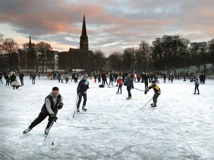 Begini Cara Warga di Inggris Nikmati Musim Dingin