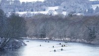 Lalu di Sungai Tyne di Hexham, Inggris timur laut, biasanya dipenuhi warga yang ingin mendayung kano. Owen Humphreys/PA via AP  