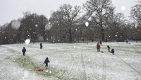 Orang-orang juga menikmati cuaca dingin di Darley Park, di Derby, Inggris tengah. Jacob King/PA via AP  