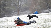 Membawa anak-anak untuk berseluncur di taman menjadi pilihan banyak warga di Inggris. Jacob King/PA via AP  