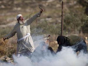 Warga Palestina Bentrok dengan Tentara Israel di Tepi Barat