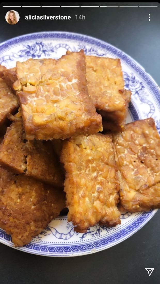 Wow! Bule Ini Doyan Makan Tempe Goreng dan Tempe Penyet