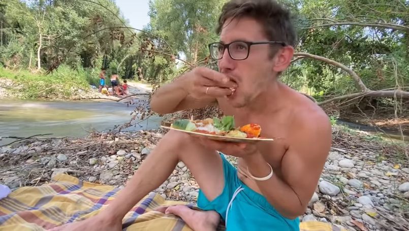 Wow! Bule Ini Doyan Makan Tempe Goreng dan Tempe Penyet