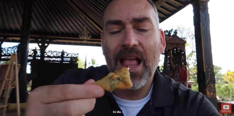 Wow! Bule Ini Doyan Makan Tempe Goreng dan Tempe Penyet