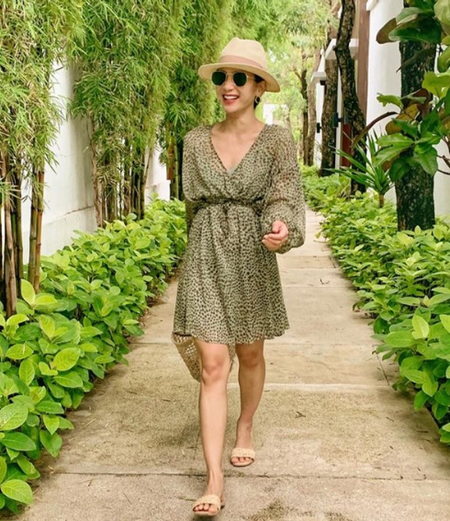 Bunga Zainal juga beberapa kali tampil glamor dengan pulasan bibir merah, kacamata hitam dan anting statement. Foto: Instagram/@bungazainal05