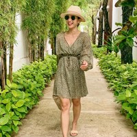 Bunga Zainal juga beberapa kali tampil glamor dengan pulasan bibir merah, kacamata hitam dan anting statement. Foto: Instagram/@bungazainal05