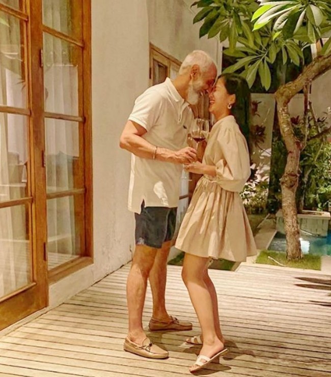 Sesekali Bunga Zainal juga mengunggah kemesraannya dengan sang suami. Foto: Instagram/@bungazainal05