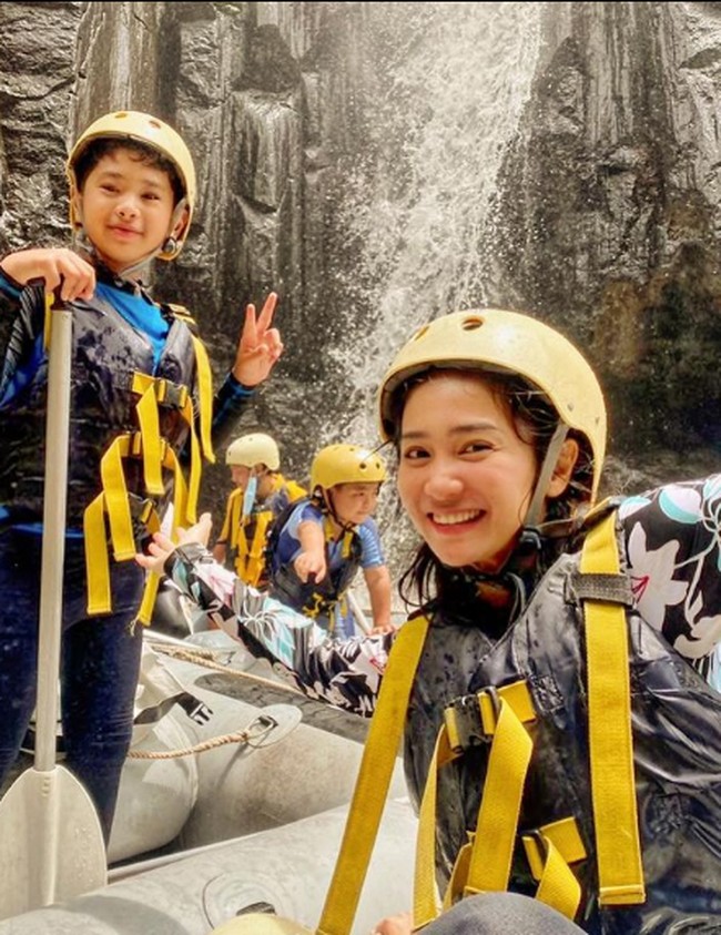 Netizen kemudian sering mengait-ngaitkan kenyataan tersebut dengan level kebahagiaannya. Foto: Instagram/@bungazainal05