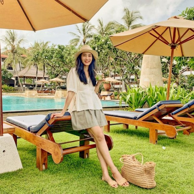 Busana casual yang nyaman jadi pilihan Bunga Zainal selama berlibur. Mantan bintang FTV ini pun terlihat berpindah-pindah lokasi liburan. Foto: Instagram/@bungazainal05