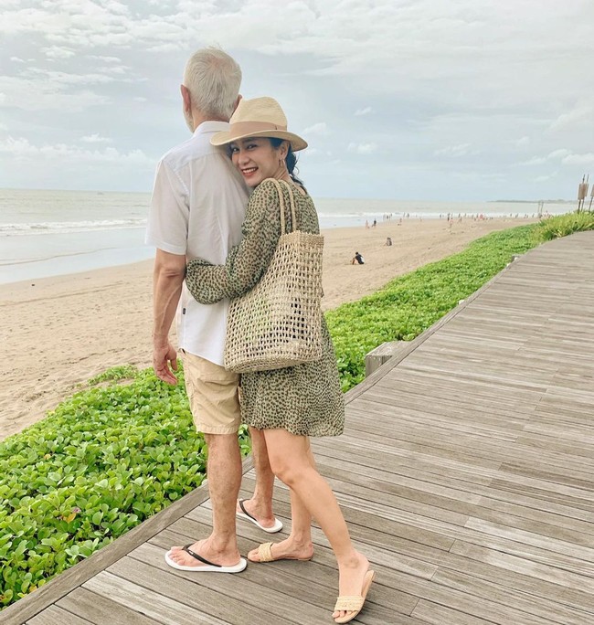 Bunga Zainal menghabiskan akhir tahun 2020 dan mengawali 2021 dengan liburan di Bali. Ia kerap membagikan foto-foto kebersamaan anak dan sang suami, Sukhdev Singh, di Instagram. Foto: Instagram/@bungazainal05