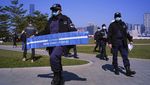 Cegah Corona, Polisi Hong Kong Gencar Patroli di Taman