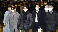Perdana Menteri Jepang Yoshihide Suga sejauh ini menolak seruan tersebut, mengingat dampak buruknya pada ekonomi. Dia akan mengadakan konferensi pers untuk menandai dimulainya 2021 pukul 11 pagi waktu setempat.