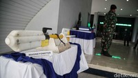 Alat yang ditampilkan oleh TNI AL tersbeut berupa pendeteski benda logam dibawah laut, mengukur arus bawah laut hingga pemancar sonar.