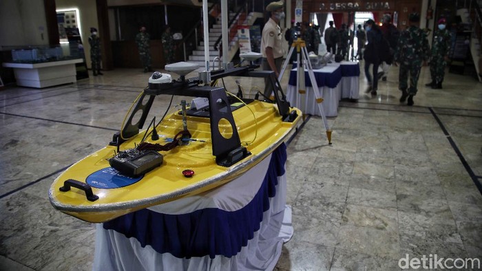 Pusat Hidrografi dan Oseanografi TNI AL (Pushidrosal) ternyata memiliki beragam jenis peralatan canggih. Diantaranya sanggup mendeteksi benda logam dibawah laut.