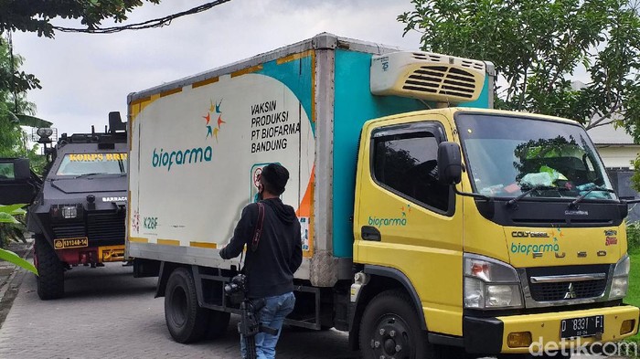 Vaksin COVID-19 produksi Sinovac yang dikirim dari PT Bio Farma Jawa Barat tiba di Kantor Dinas Kesehatan Jatim, Senin (4/1/2021). Kendaraan pengangkut vaksin tuba dengan dikawal mobil barracuda milik kepolisian.