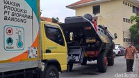 Sebelumnya, vaksin COVID-19 buatan Sinovac mulai didistribusikan ke 34 provinsi, Minggu (3/1/2021). Proses distribusi vaksin tersebut melibatkan seluruh pihak, termasuk dalam rangka menyiapkan sistem rantai dingin atau cold chain hingga akhirnya vaksin diterima oleh fasilitas kesehatan.