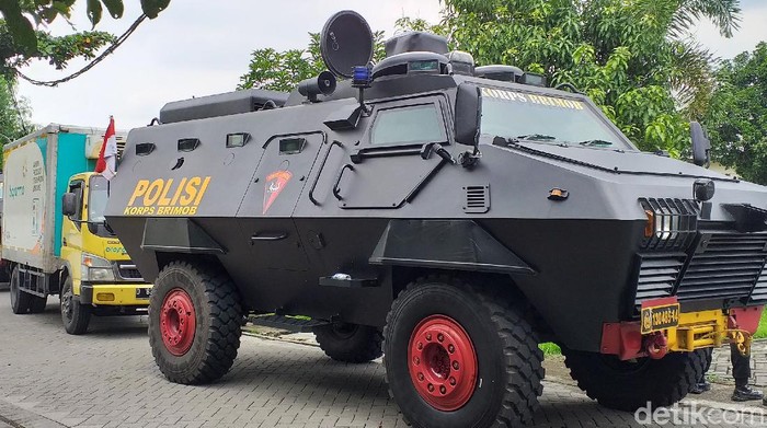 Dikawal Rantis Polri, Vaksin COVID-19 Tiba di Surabaya Vaksin COVID-19 produksi Sinovac yang dikirim dari PT Bio Farma Jawa Barat tiba di Kantor Dinas Kesehatan Jatim, Senin (4/1/2021). Kendaraan pengangkut vaksin tuba dengan dikawal mobil barracuda milik kepolisian.