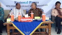Kunjungan Din dalam rangkaian aktivitas keagamaan tak hanya ke luar negeri saja, tapi juga ke luar kota. Saat bersama bupati Sorong, seperti ini momen akrab mereka. Foto: Instagram m_dinsyamsuddin