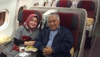 Sebelum menikah dengan Rashda Diana, Din menjalani bahtera rumah tangga selama 9 tahun dengan Novalinda Jonafrianty. Ini momen mereka saat dalam penerbangan menuju Osaka. Foto: Instagram m_dinsyamsuddin