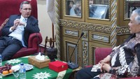 Menerima Dubes AS HE. Mr. Scott Marcel di PP Muhammadiyah, tulis Din di keterangan foto tahun 2017 ini. Kali ini giliran ia yang menjamu tamu dengan suguhan ragam buah segar. Foto: Instagram m_dinsyamsuddin