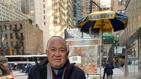 Belum lama ini Din mengunjungi kios Halal Food di Manhattan, New York. Ia pun tak ketinggalan berpose di depannya. Foto: Instagram m_dinsyamsuddin