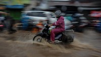 Genangan air setinggi 10 hingga 50 sentimeter menggenangi Jalan Nasional menuju Sumedang, Tasik dan Garut akibat drainase yang buruk.