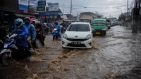 Kendaraan menerjang air yang menggenangi Jalan Raya Cinunuk, Kabupaten Bandung, Jawa Barat, Senin (4/1/2021). 