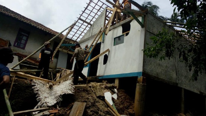 Empat rumah di Tasikmalaya rusak diterjang puting beliung