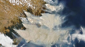 Foto asap dari kebakaran besar yang melanda Australia pada awal tahun 2020. Foto: NASA
