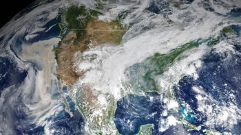 Asap tebal muncul dari kawasan Amerika Serikat bagian barat yang terekam satelit pada saat kebakaran hutan di September 2020. Foto: NASA