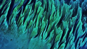 Pemandangan indah pantai Bahama yang terdiri dari gundukan gundukan pasir. Foto: NASA