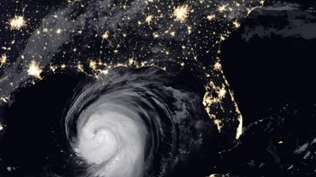Terlihat menakjubkan, tapi ini adalah jepretan badai hebat Laura yang melanda Amerika Serikat. Foto: NASA